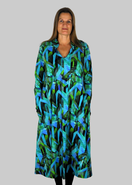 This V Collar dress is made from a soft feel jersey fabric, with an all over shades of blue print. Perfect for any autumn / winter occasion from a wedding, mother of the bride, mother of the groom to a party or everyday wear. This dress will take you from day to night with effortless style and elegance. Available in Abstract Aqua, Fuchsia & Green, Fusion Aqua & Gold.