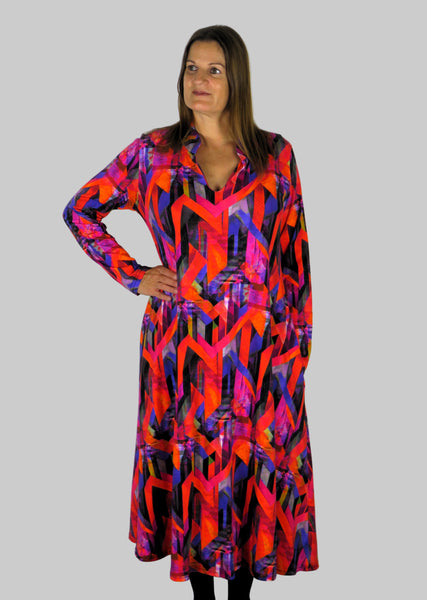 This V Collar dress is made from a soft feel jersey fabric, with an all over shades of red & pink print. Perfect for any autumn / winter occasion from a wedding, mother of the bride, mother of the groom to a party or everyday wear. This dress will take you from day to night with effortless style and elegance. Available in Abstract Aqua, Fuchsia & Green,& Fusion Aqua & Gold.