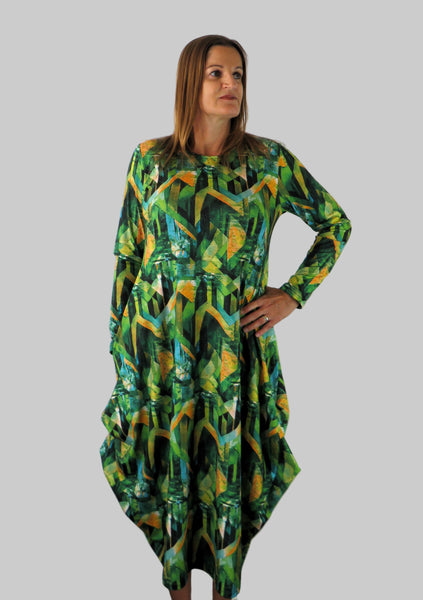 This hitch up dress is made from a soft feel jersey fabric, with an all over shades of green print. The dress has a hitch up hem on both sides, which can be buttoned up or let down for a longer length. Perfect for any autumn / winter occasion from a wedding, mother of the bride, mother of the groom to a party or everyday wear. This dress will take you from day to night with effortless style and elegance. Available in Abstract Aqua, Fuchsia, Green & Fusion print and Aqua.