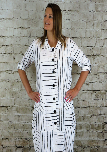 This button front and pocket dress is made from a soft white linen, with an all over black print. Perfect for any spring summer occasion or everyday wear. This dress will take you from day to night with effortless style and elegance.