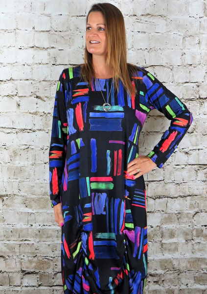 This gathered hem dress is made from a soft feel jersey fabric, with a beautiful all over multi colour print. Perfect for any spring summer occasion or everyday wear. This dress will take you from day to night with effortless style and elegance. Available in black and white.