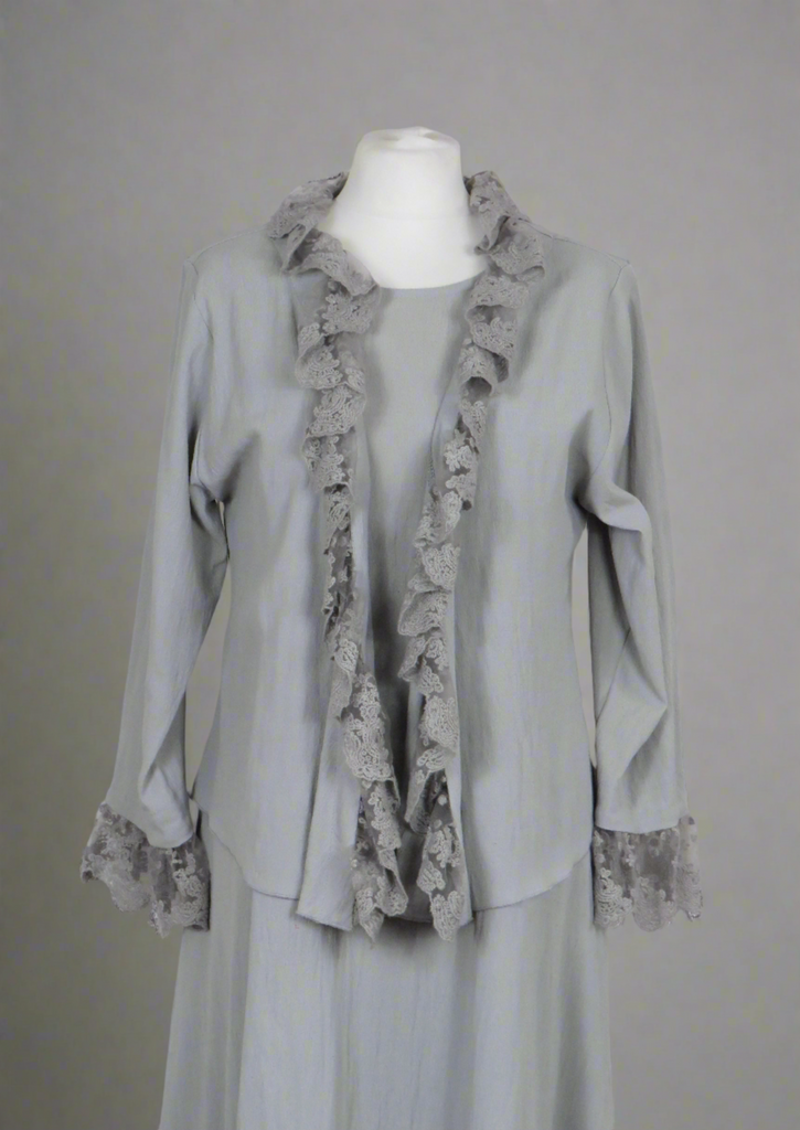 The shrug is made from a soft silver crepe fabric with a beautiful lace edge. Perfect for any spring summer occasion, from a wedding - mother of the bride, mother of the groom and wedding guest to everyday wear. This shrug will take you from day to night with effortless style and elegance. Matching dresses available.