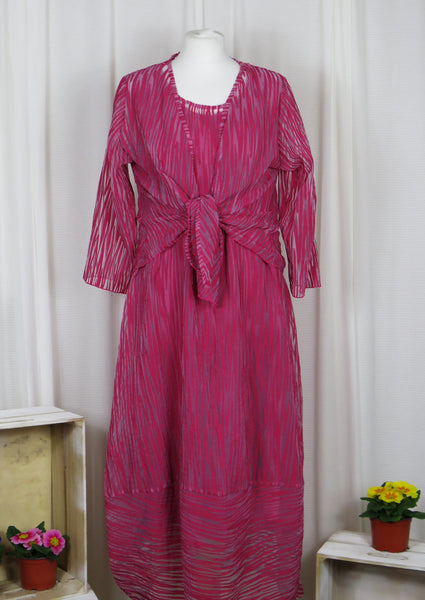 The shrug is made from a soft sheer pink fabric with a beautiful stripe design. Perfect for any spring summer occasion, from a wedding - mother of the bride, mother of the groom and wedding guest to everyday wear. This shrug will take you from day to night with effortless style and elegance. Matching dresses available.