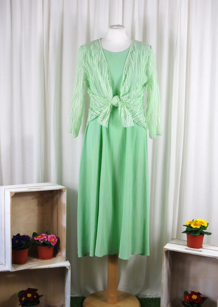 The shrug is made from a soft sheer green fabric with a beautiful stripe design. Perfect for any spring summer occasion, from a wedding - mother of the bride, mother of the groom and wedding guest to everyday wear. This shrug will take you from day to night with effortless style and elegance. Matching dresses available.