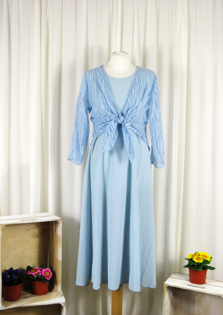 The shrug is made from a soft sheer blue fabric with a beautiful stripe design. Perfect for any spring summer occasion, from a wedding - mother of the bride, mother of the groom and wedding guest to everyday wear. This shrug will take you from day to night with effortless style and elegance. Matching dresses available.