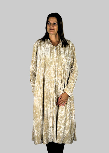 This coat is made from a soft stretch cream viscose velvet fabric, with an embossed flower all over design. Perfect for any autumn winter occasion, from a wedding, Mother of the Bride, Mother of the Groom, Wedding Guest to a party or everyday wear. This coat will take you from day to night with effortless style and elegance. Please note: The coat is unlined.