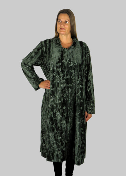 This coat is made from a soft stretch green viscose velvet fabric, with an embossed flower all over design. Perfect for any autumn winter occasion, from a wedding, Mother of the Bride, Mother of the Groom, Wedding Guest to a party or everyday wear. This coat will take you from day to night with effortless style and elegance. Please note: The coat is unlined.