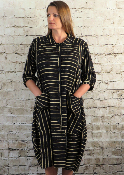 This button front and pocket dress is made from a soft black linen, with an all over gold print. Perfect for any spring summer occasion or everyday wear. This dress will take you from day to night with effortless style and elegance.